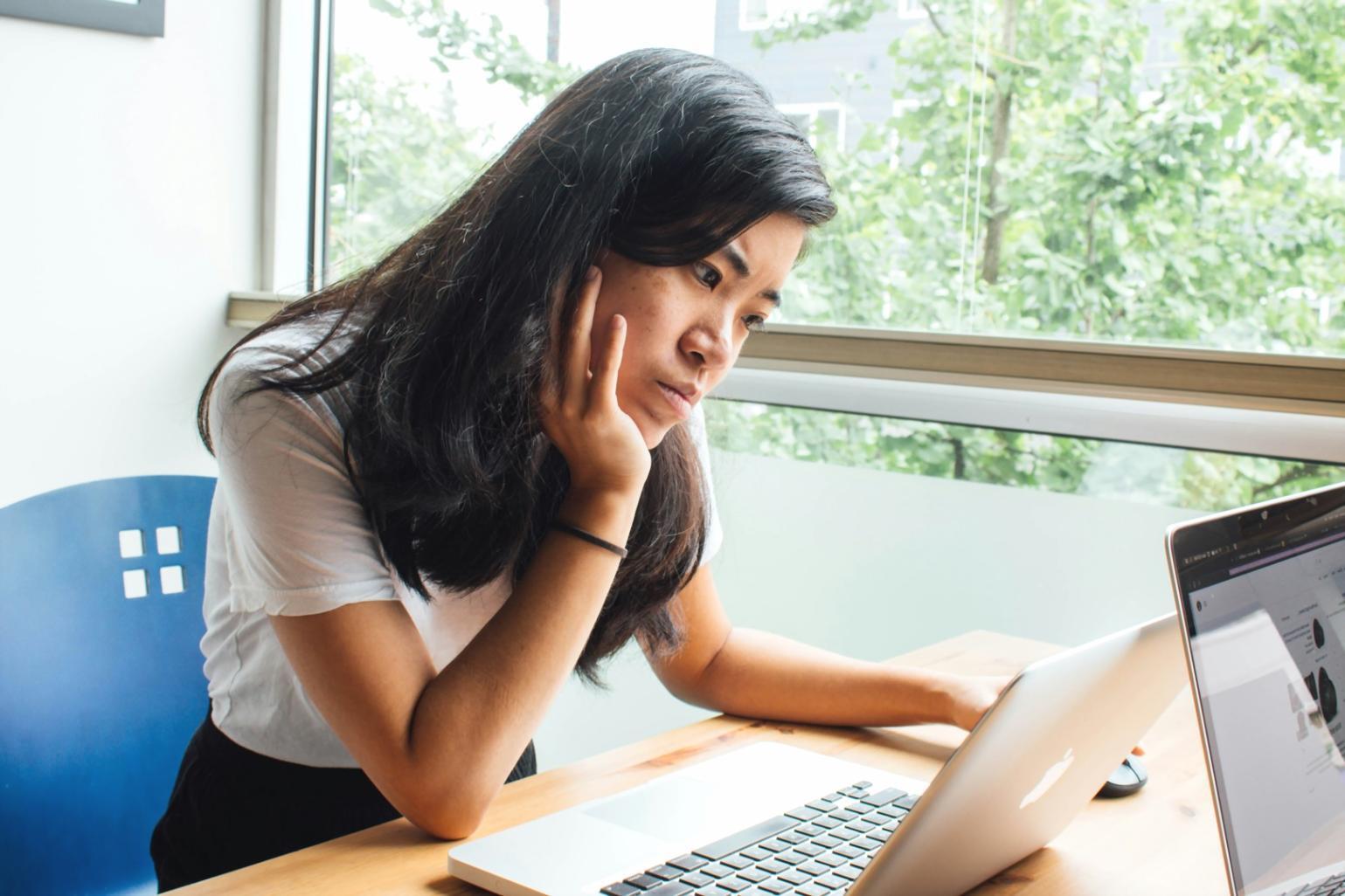 Рабочее пространство с аналитическими отчетами и графиками финансовых данных