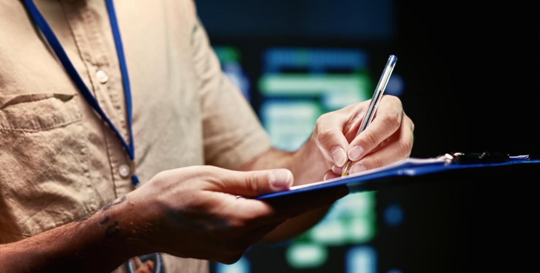 Процесс создания финансовой аналитики на экране компьютера